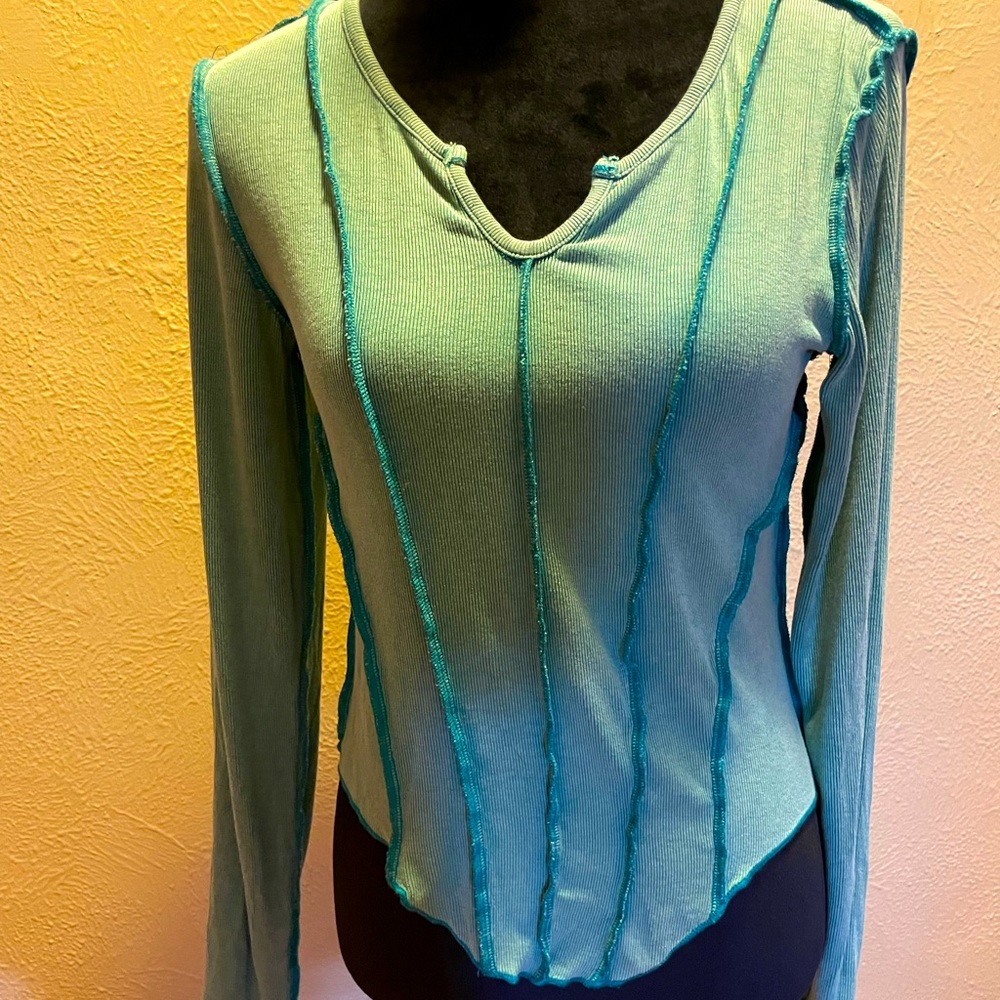 POL Out of Seams V-Neck Cropped Top